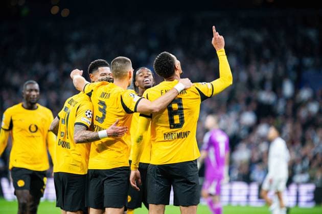 21 10 2025 Football, 2025 2026, Champions League, Matchday 3, FC Copenhagen Borussia Dortmund R Felix Nmecha Dortmund celebrates in a crowd after his goal to make it 1 3