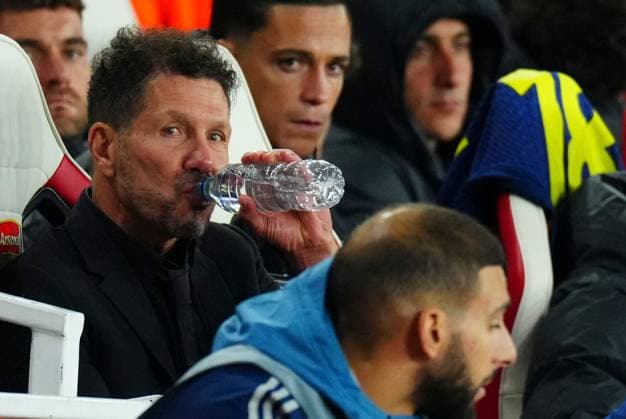 Atletico Madrid manager Diego Simeone drinks some water Arsenal v Atletico Madrid, UEFA Champions League, Group Stage, Football, Emirates Stadium, London, UK - 21 Oct 2025London Emirates Stadium United Kingdom EDITORIAL USE ONLY No use with unauthorised audio, video, data, fixture lists, club league logos or live services. Online in-match use limited to 120 images, no video emulation. No use in betting, games or single club league player publications. Copyright: xJavierxGarcia Shutterstockx 15552302av