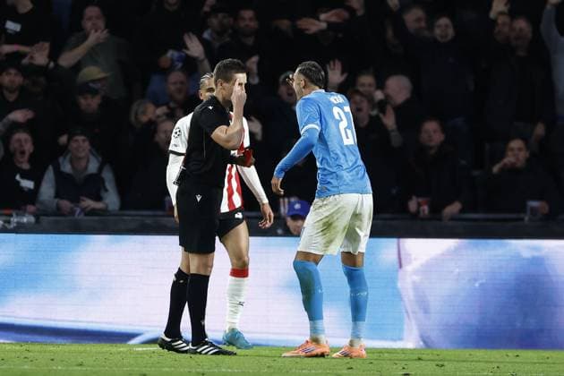 EINDHOVEN , 21-10-2025 , Philips Stadium , season 2025 2026 , UEFA Champions League football , League phase Matchday 3 , match between PSV and Napoli , red card given to Napoli player Lorenzo Lucca, referee Daniel Siebert (GER) PSV - Napoli  x31631800x Copyright: