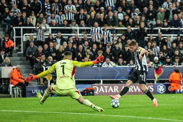 UEFA Champions League Matchday 3 of 8 Newcastle United v Benfica Harvey Barnes of Newcastle United scores to make it 2-0 during the UEFA Champions League Matchday 3 of 8 Newcastle United vs Benfica at St. James s Park, Newcastle, United Kingdom, 21st October 2025 (Photo by Mark Cosgrove News Images) Newcastle St. James s Park Tyne and Wear United Kingdom Copyright: xMarkxCosgrove NewsxImagesx