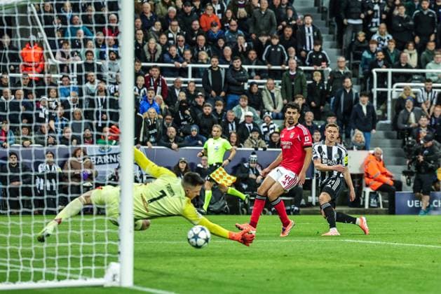 UEFA Champions League Matchday 3 of 8 Newcastle United v Benfica Harvey Barnes of Newcastle United scores to make it 2-0 during the UEFA Champions League Matchday 3 of 8 Newcastle United vs Benfica at St. James s Park, Newcastle, United Kingdom, 21st October 2025 (Photo by Mark Cosgrove News Images) Newcastle St. James s Park Tyne and Wear United Kingdom Copyright: xMarkxCosgrove NewsxImagesx