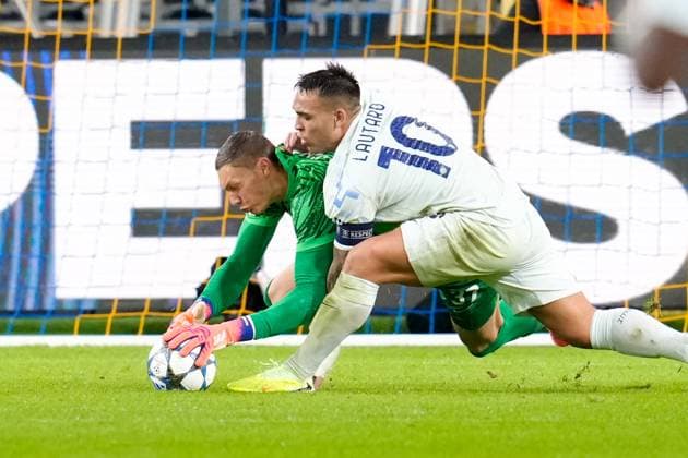 CALCIO - UEFA Champions League - Union SG vs Inter Kjell Scherpen 37 (Union Saint Gilloise) collides with Lautaro Martinez 10 (Inter Milan) while diving to make a save during Union SG vs Inter , UEFA Champions League football match in Brussels, Belgium, October 21 2025 Brussels Belgium  Copyright: xIPAxSport ABACAx