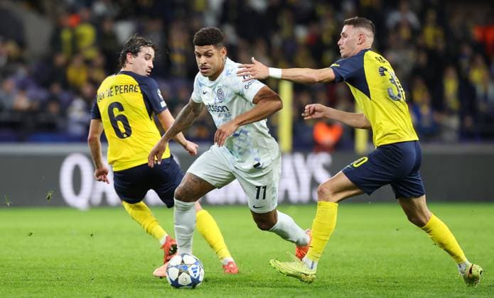 Inter s Luis Henrique Tomaz de Lima and Union s Raul Florucz fight for the ball during a soccer game between Belgian Royale Union Saint-Gilloise and Italian Internazionale Milano, Tuesday 21 October 2025 in Brussels, on the third day of the League phase of the UEFA Champions League tournament. VIRGINIExLEFOUR  x137545192x