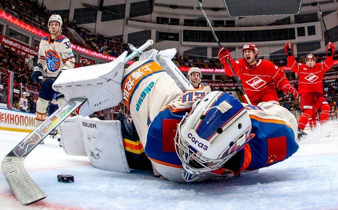 RUSSIA, MOSCOW - OCTOBER 21, 2025: Shanghai Dragons goaltender Andrei Kareyev (front) lets in a goal in a 2025 2026 KHL Regular Season Ice hockey, Eishockey match between Spartak Moscow and Shanghai Dragons at Megasport Arena. Yuri Kuzmin POOL TASS  85035688