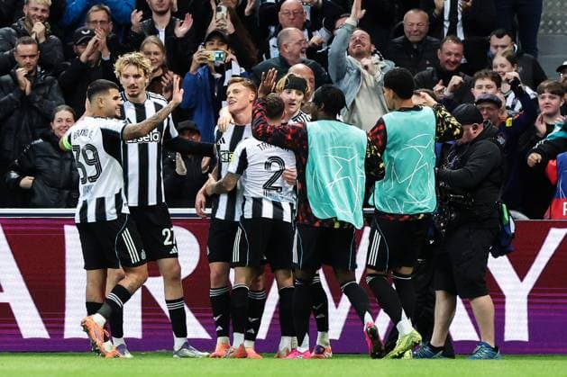 Newcastle Upon Tyne, England, 21st October 2025. Harvey Barnes of Newcastle United celebrates his goal to make it 3-0 during the Newcastle United vs Benfica UEFA Champions League match at St. James Park, Newcastle Upon Tyne. Picture credit should read: Nigel Roddis Sportimage EDITORIAL USE ONLY. No use with unauthorised audio, video, data, fixture lists, club league logos or live services. Online in-match use limited to 120 images, no video emulation. No use in betting, games or single club league player publications. SPI_047_NR_NEWC_BENF SPI-4229-0045