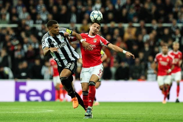 Newcastle Upon Tyne, England, 21st October 2025. Malick Thiaw of Newcastle United and Franjo IvanoviÄ‡ of Benfica battle for the ball during the Newcastle United vs Benfica UEFA Champions League match at St. James Park, Newcastle Upon Tyne. Picture credit should read: Nigel Roddis Sportimage EDITORIAL USE ONLY. No use with unauthorised audio, video, data, fixture lists, club league logos or live services. Online in-match use limited to 120 images, no video emulation. No use in betting, games or single club league player publications. SPI_044_NR_NEWC_BENF SPI-4229-0042