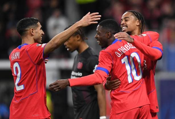21 10 2025, xophax, Football Champions League 2025 UEFA Champions League BayArena Bayer Leverkusen vs Paris St Germain Ousmane Dembele , center , Achraf Hakimi , left and Bradley Barcola , right all Paris St Germain after the goal to 6 to 2 by Dembele Leverkusen