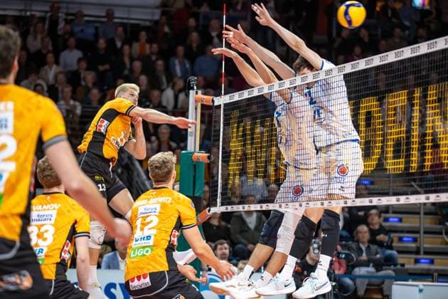 Volleyball Bundesliga, 1 matchday, BR Volleys vs VfB Friedrichshafen in the Max Max Schmeling Halle in Berlin on 21 10 2025 Ruben Schott BR Volleys plays the ball over the net Volleyball Bundesliga, BR Volleys vs VfB Friedrichshafen