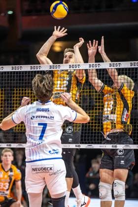 Volleyball Bundesliga, Matchday 1, BR Volleys vs VfB Friedrichshafen at the Max Max Schmeling Halle in Berlin on 21 10 2025 Florian Krage BR Volleys and Ruben Schott BR Volleys block the ball Volleyball Bundesliga, BR Volleys vs VfB Friedrichshafen