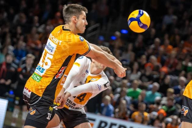 Volleyball Bundesliga, Matchday 1, BR Volleys vs VfB Friedrichshafen at the Max Max Schmeling Halle in Berlin on 21 10 2025 Moritz Reichert BR Volleys takes the ball Volleyball Bundesliga, BR Volleys vs VfB Friedrichshafen
