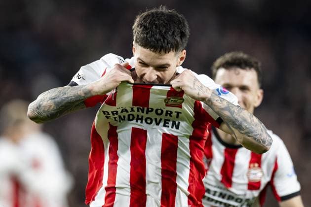 EINDHOVEN - Dennis Man of PSV Eindhoven celebrates the 4-1 goal during the UEFA Champions League match between PSV Eindhoven and Napoli at the Philips Stadium on October 21, 2025, in Eindhoven, Netherlands. ANP ROBIN VAN LONKHUIJSEN UEFA Champions League 2025-2026 xVIxANPxSportx xxANPxIVx 539902807 originalFilename: 539902807.jpg