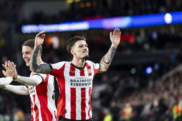 EINDHOVEN - Dennis Man of PSV Eindhoven celebrates the 4-1 goal during the UEFA Champions League match between PSV Eindhoven and Napoli at the Philips Stadium on October 21, 2025, in Eindhoven, Netherlands. ANP ROBIN VAN LONKHUIJSEN UEFA Champions League 2025-2026 xVIxANPxSportx xxANPxIVx 539902906 originalFilename: 539902906.jpg