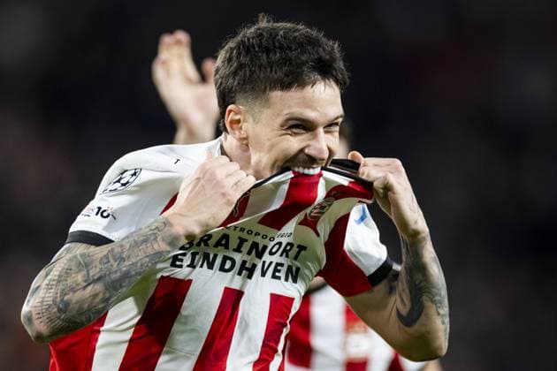 EINDHOVEN - Dennis Man of PSV Eindhoven celebrates the 4-1 goal during the UEFA Champions League match between PSV Eindhoven and Napoli at the Philips Stadium on October 21, 2025, in Eindhoven, Netherlands. ANP ROBIN VAN LONKHUIJSEN UEFA Champions League 2025-2026 xVIxANPxSportx xxANPxIVx 539903149 originalFilename: 539903149.jpg