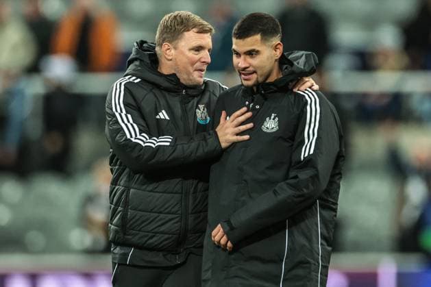 UEFA Champions League Matchday 3 of 8 Newcastle United v Benfica Eddie Howe manager of Newcastle United embraces Bruno Guimaraes of Newcastle United after the game during the UEFA Champions League Matchday 3 of 8 Newcastle United vs Benfica at St. James s Park, Newcastle, United Kingdom, 21st October 2025 (Photo by Mark Cosgrove News Images) Newcastle St. James s Park Tyne and Wear United Kingdom Copyright: xMarkxCosgrove NewsxImagesx
