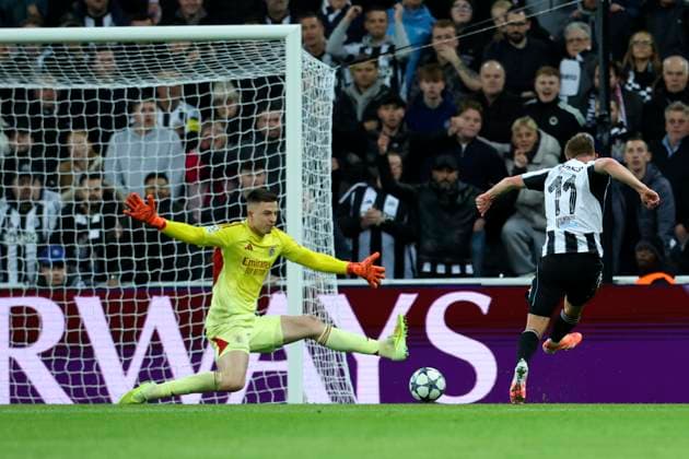 Newcastle United FC v SL Benfica - UEFA Champions League 2025 26 League Phase MD3 Harvey Barnes of Newcastle United scores 3rd goal past Anatoliy Trubin, goalkeeper of SL Benfica during the UEFA Champions League 2025 26 League Phase MD3 match between Newcastle United FC and SL Benfica at St James Park on October 21, 2025 in Newcastle upon Tyne, England. Newcastle upon Tyne St. James Park England United Kingdom Copyright: xEdxSykes Sportsphoto APLx 14139342