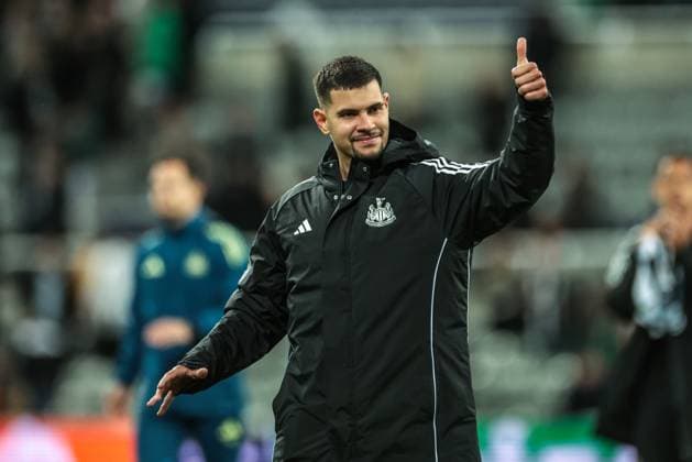 UEFA Champions League Matchday 3 of 8 Newcastle United v Benfica Bruno Guimaraes of Newcastle United gives the fans a thumbs up during the UEFA Champions League Matchday 3 of 8 Newcastle United vs Benfica at St. James s Park, Newcastle, United Kingdom, 21st October 2025 (Photo by Mark Cosgrove News Images) Newcastle St. James s Park Tyne and Wear United Kingdom Copyright: xMarkxCosgrove NewsxImagesx