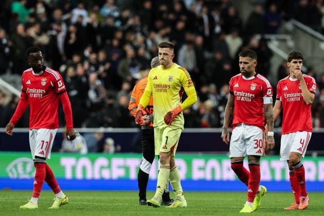 Newcastle Upon Tyne, England, 21st October 2025. Anatoliy Trubin of Benfica looks dejected at full time in the Newcastle United vs Benfica UEFA Champions League match at St. James Park, Newcastle Upon Tyne. Picture credit should read: Nigel Roddis Sportimage EDITORIAL USE ONLY. No use with unauthorised audio, video, data, fixture lists, club league logos or live services. Online in-match use limited to 120 images, no video emulation. No use in betting, games or single club league player publications. SPI_050_NR_NEWC_BENF SPI-4229-0048