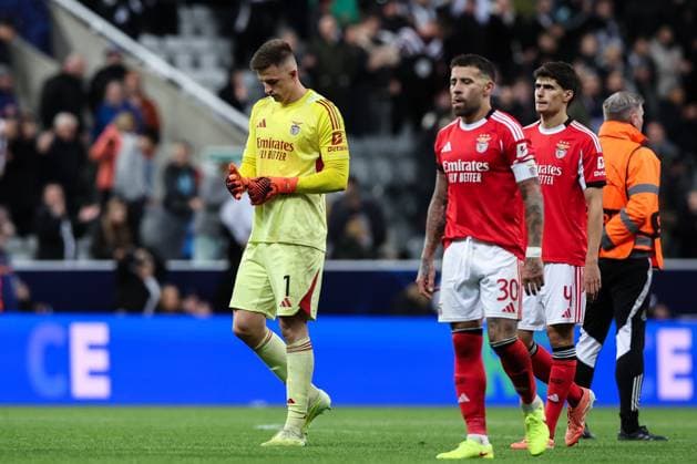 Newcastle Upon Tyne, England, 21st October 2025. Anatoliy Trubin of Benfica looks dejected at full time in the Newcastle United vs Benfica UEFA Champions League match at St. James Park, Newcastle Upon Tyne. Picture credit should read: Nigel Roddis Sportimage EDITORIAL USE ONLY. No use with unauthorised audio, video, data, fixture lists, club league logos or live services. Online in-match use limited to 120 images, no video emulation. No use in betting, games or single club league player publications. SPI_051_NR_NEWC_BENF SPI-4229-0049