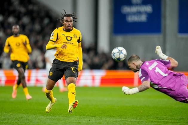 Carney Chukwuemeka (Borussia Dortmund) und Torwart Dominik Kotarski (FC Copenhagen) battle for the ball during the UEFA Champions League 2025 26 League Phase MD3 match between F.C. Copenhagen and Borussia Dortmund at Parken Stadium on October 21, 2025 in Copenhagen, Denmark. (Photo by Alex Gottschalk DeFodi Images) Carney Chukwuemeka Borussia Dortmund and goalkeeper Dominik Kotarski FC Copenhagen battle for the ball during the UEFA Champions League 2025 26 League Phase MD3 match between F C Copenhagen and Borussia Dortmund at Parken Stadium on October 21, 2025 in Copenhagen, Denmark Photo by Alex Gottschalk DeFodi Images