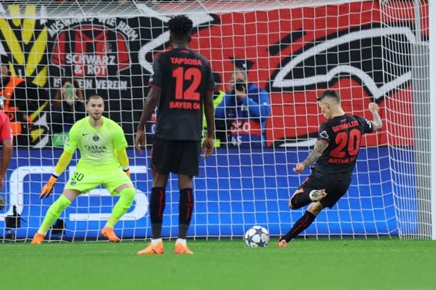 GER, UEFA CL, matchday 3, league phase, Bayer 04 Leverkusen GER vs Paris Saint Germain FRA , 21 10 2025, BayArena, Leverkusen, GER, UEFA CL, matchday 3, league phase, Bayer 04 Leverkusen GER vs Paris Saint Germain FRA , , pictured Ãlex Grimaldo Leverkusen 20 , shoots a 11 meter shot nordphotoxGmbHx xMeuter nph00351