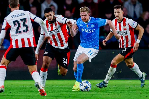 Kevin De Bruyne of SSC Napoli dribbles with the ball under pressure from Ismael Saibari of PSV Eindhoven PSV Eindhoven v SSC Napoli, UEFA Champions League 2025 26 League Phase MD3, PSV Eindhoven v SSC Napoli, PSV Stadion, October 21, 2025, Eindhoven, Netherlands.