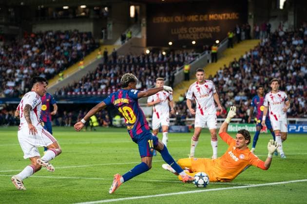 (251022) -- BARCELONA, Oct. 22, 2025 -- Lamine Yamal (2nd L) of FC Barcelona, Barca vies with Konstantinos Tzolakis, goalkeeper of Olympiacos during the Champions League football match between FC Barcelona and Olympiacos in Barcelona, Spain, Oct. 21, 2025. (Photo by Xinhua) (SP)SPAIN-BARCELONA-FOOTBALL-CHAMPIONS LEAGUE-FC BARCELONA-OLYMPIACOS Joanxgosa 