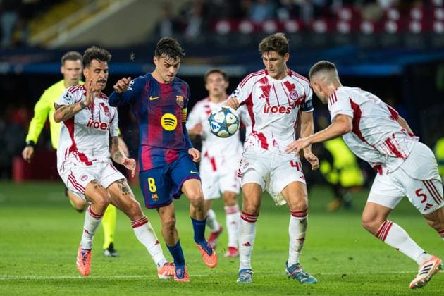 (251022) -- BARCELONA, Oct. 22, 2025 -- Pedri (2nd L) of FC Barcelona, Barca competes during the Champions League football match between FC Barcelona and Olympiacos in Barcelona, Spain, Oct. 21, 2025. (Photo by Xinhua) (SP)SPAIN-BARCELONA-FOOTBALL-CHAMPIONS LEAGUE-FC BARCELONA-OLYMPIACOS Joanxgosa 