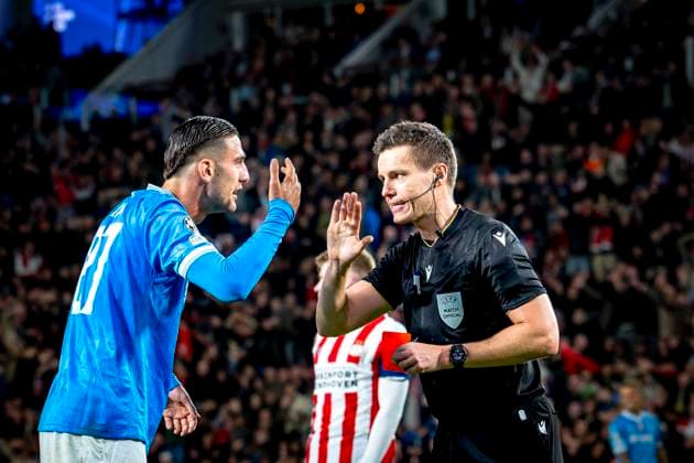SSC Napoli forwarder Lorenzo Lucca, Referee Daniel Siebert during the match PSV Eindhoven vs SSC Napoli at the Philips stadium for the Champions League - League phase - Matchday 3 season 2025-2026 in EINDHOVEN, Netherlands on 21 oktober 2025, (photo by Marcel van Dorst EYE4images DeFodi Images) SSC Napoli forwarder Lorenzo Lucca, Referee Daniel Siebert during the match PSV Eindhoven vs SSC Napoli at the Philips stadium for the Champions League League phase Matchday 3 season 2025 2026 in EINDHOVEN, Netherlands on 21 oktober 2025, photo by Marcel van Dorst EYE4images DeFodi Images