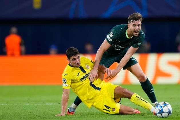 Villarreal CF v Manchester City - UEFA Champions League 2025 26 League Phase MD3 Nico Gonzalez central midfield of Manchester City and Spain and Santi Comesana central midfield of Villarreal and Spain compete for the ball during the UEFA Champions League 2025 26 League Phase MD3 match between Villarreal CF and Manchester City at Estadio de la Ceramica on October 21, 2025 in Villarreal, Spain. Villarreal Castellon Spain  Copyright: xJosexBretonx originalFilename:bretonhernandez-villarre251021_npree.jpg