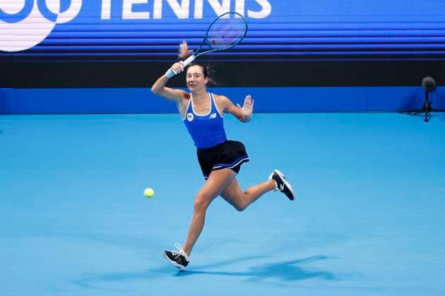 October 22, 2025, Tokyo, Japan: McCartney KESSLER (USA) returns a shot against Linda NOSKOVA (CZE) during their match at the Toray Pan Pacific Open Tennis at Ariake Colosseum in Tokyo. The tournament runs from October 20 to 36. Noskova won 7-5, 3-6, 4-6. Tokyo Japan - ZUMAm191 20251022_aap_m191_005 Copyright: xRodrigoxReyesxMarinx