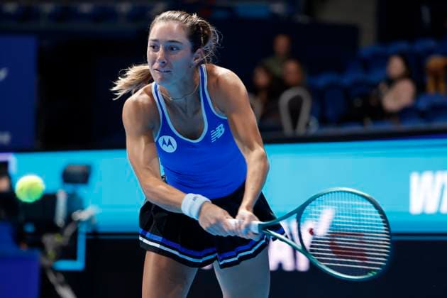 October 22, 2025, Tokyo, Japan: McCartney KESSLER (USA) returns a shot against Linda NOSKOVA (CZE) during their match at the Toray Pan Pacific Open Tennis at Ariake Colosseum in Tokyo. The tournament runs from October 20 to 36. Noskova won 7-5, 3-6, 4-6. Tokyo Japan - ZUMAm191 20251022_aap_m191_006 Copyright: xRodrigoxReyesxMarinx