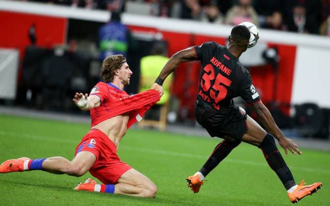 Bayer Leverkusen Vs Paris Saint-Germain in Leverkusen, Germany - 21 Oct 2025 Illia Zabarnyi of Paris Saint-Germain and Christian Kofane of Bayer 04 Leverkusen in action during the UEFA Champions League football match between Bayer Leverkusen and Paris Saint-Germain at the BayArena stadium. ( Final score; Paris Saint-Germain 7:2 FC Bayer Leverkusen ) Leverkusen Germany Copyright: xOsamaxFaisalx xSOPAxImagesx QAT073