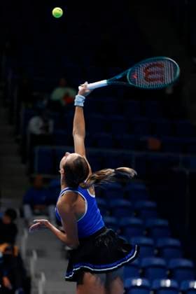 October 22, 2025, Tokyo, Japan: McCartney KESSLER (USA) serves against Linda NOSKOVA (CZE) during their match at the Toray Pan Pacific Open Tennis at Ariake Colosseum in Tokyo. The tournament runs from October 20 to 36. Noskova won 7-5, 3-6, 4-6. Tokyo Japan - ZUMAm191 20251022_aap_m191_016 Copyright: xRodrigoxReyesxMarinx