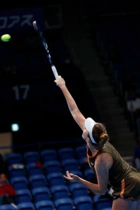 October 22, 2025, Tokyo, Japan: Linda NOSKOVA (CZE) serves against McCartney KESSLER (USA) during their match at the Toray Pan Pacific Open Tennis at Ariake Colosseum in Tokyo. The tournament runs from October 20 to 36. Noskova won 7-5, 3-6, 4-6. Tokyo Japan - ZUMAm191 20251022_aap_m191_017 Copyright: xRodrigoxReyesxMarinx