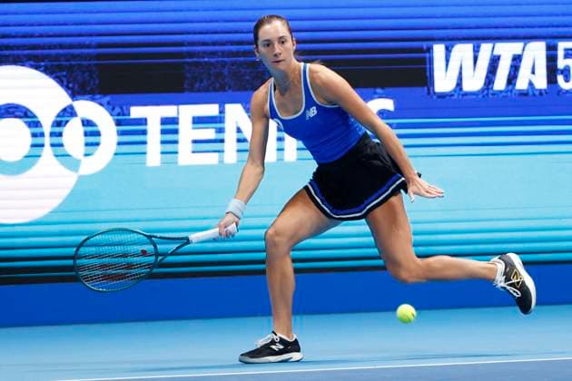 October 22, 2025, Tokyo, Japan: McCartney KESSLER (USA) returns a shot against Linda NOSKOVA (CZE) during their match at the Toray Pan Pacific Open Tennis at Ariake Colosseum in Tokyo. The tournament runs from October 20 to 36. Noskova won 7-5, 3-6, 4-6. Tokyo Japan - ZUMAm191 20251022_aap_m191_019 Copyright: xRodrigoxReyesxMarinx