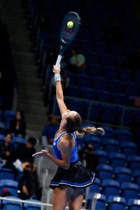October 22, 2025, Tokyo, Japan: McCartney KESSLER (USA) serves against Linda NOSKOVA (CZE) during their match at the Toray Pan Pacific Open Tennis at Ariake Colosseum in Tokyo. The tournament runs from October 20 to 36. Noskova won 7-5, 3-6, 4-6. Tokyo Japan - ZUMAm191 20251022_aap_m191_020 Copyright: xRodrigoxReyesxMarinx
