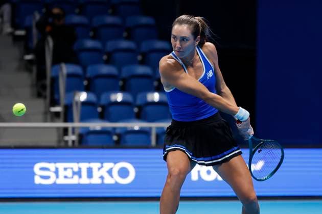 October 22, 2025, Tokyo, Japan: McCartney KESSLER (USA) returns a shot against Linda NOSKOVA (CZE) during their match at the Toray Pan Pacific Open Tennis at Ariake Colosseum in Tokyo. The tournament runs from October 20 to 36. Noskova won 7-5, 3-6, 4-6. Tokyo Japan - ZUMAm191 20251022_aap_m191_021 Copyright: xRodrigoxReyesxMarinx
