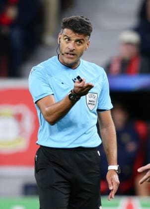 Bayer Leverkusen Vs Paris Saint-Germain in Leverkusen, Germany - 21 Oct 2025 Referee Jesus Gil Manzano seen during the UEFA Champions League football match between Bayer Leverkusen and Paris Saint-Germain at the BayArena stadium. ( Final score; Paris Saint-Germain 7:2 FC Bayer Leverkusen ) Leverkusen Germany Copyright: xOsamaxFaisalx xSOPAxImagesx QAT082