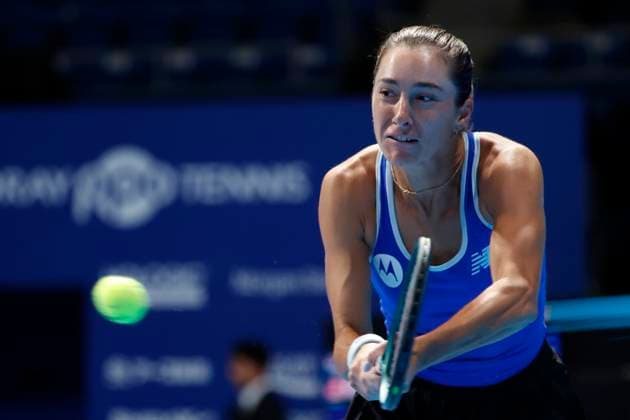 October 22, 2025, Tokyo, Japan: McCartney KESSLER (USA) returns a shot against Linda NOSKOVA (CZE) during their match at the Toray Pan Pacific Open Tennis at Ariake Colosseum in Tokyo. The tournament runs from October 20 to 36. Noskova won 7-5, 3-6, 4-6. Tokyo Japan - ZUMAm191 20251022_aap_m191_025 Copyright: xRodrigoxReyesxMarinx