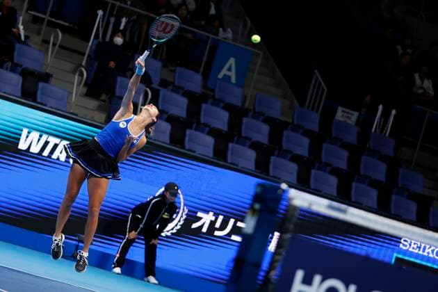 October 22, 2025, Tokyo, Japan: McCartney KESSLER (USA) serves against Linda NOSKOVA (CZE) during their match at the Toray Pan Pacific Open Tennis at Ariake Colosseum in Tokyo. The tournament runs from October 20 to 36. Noskova won 7-5, 3-6, 4-6. Tokyo Japan - ZUMAm191 20251022_aap_m191_031 Copyright: xRodrigoxReyesxMarinx