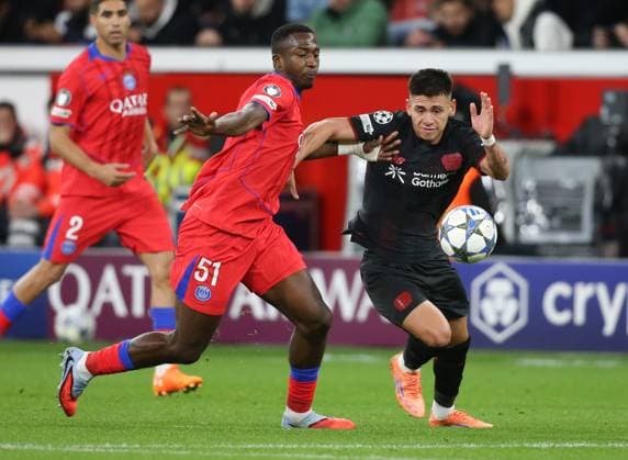 Bayer Leverkusen Vs Paris Saint-Germain in Leverkusen, Germany - 21 Oct 2025 Willian Pacho of Paris Saint-Germain and Claudio Echeverri of Bayer 04 Leverkusen in action during the UEFA Champions League football match between Bayer Leverkusen and Paris Saint-Germain at the BayArena stadium. ( Final score; Paris Saint-Germain 7:2 FC Bayer Leverkusen ) Leverkusen Germany Copyright: xOsamaxFaisalx xSOPAxImagesx QAT090