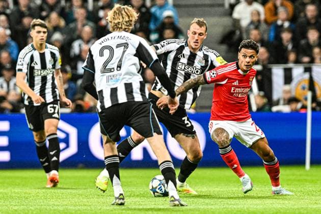 Newcastle United v Benfica UEFA Champions League Nick Woltemade and Dan Burn of Newcastle United and Richard Rios of Benfica during the UEFA Champions League match at St. James s Park, Newcastle UK Newspapers OUT Copyright: xJamiexJohnstonx FIL-22383-0164