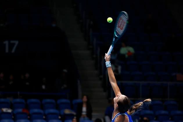 October 22, 2025, Tokyo, Japan: McCartney KESSLER (USA) serves against Linda NOSKOVA (CZE) during their match at the Toray Pan Pacific Open Tennis at Ariake Colosseum in Tokyo. The tournament runs from October 20 to 36. Noskova won 7-5, 3-6, 4-6. Tokyo Japan - ZUMAm191 20251022_aap_m191_034 Copyright: xRodrigoxReyesxMarinx
