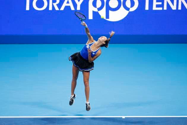 October 22, 2025, Tokyo, Japan: McCartney KESSLER (USA) serves against Linda NOSKOVA (CZE) during their match at the Toray Pan Pacific Open Tennis at Ariake Colosseum in Tokyo. The tournament runs from October 20 to 36. Noskova won 7-5, 3-6, 4-6. Tokyo Japan - ZUMAm191 20251022_aap_m191_035 Copyright: xRodrigoxReyesxMarinx
