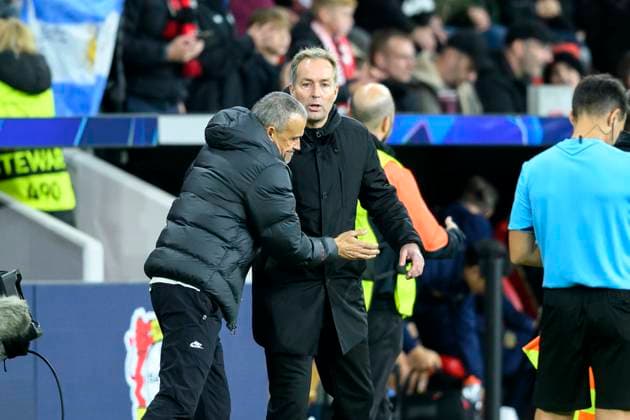 Coach Kasper Hjulmand r Bayer Leverkusen congratulates coach Luis ENRIQUE PSG after the match, Football Champions League, Matchday 3, Bayer 04 Leverkusen Paris St Germain 2 7, on 21 10 2025 in Leverkusen Germany UEFA regulations prohibit any use of photographs as image sequences and or quasi video Â