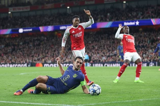 Koke of Atletico de Madrid goes down after being tackled during the UEFA Champions League match between Arsenal and Atlético de Madrid at Emirates Stadium in London, England (Photo by Alexander Canillas Sports Press Photo) Copyright: xAlexanderxCanillas SPPx Sportspressphoto_SPR46007