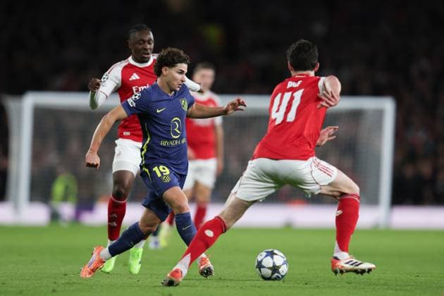 Julian Alvarez of Atletico de Madrid receives pressure from Declan Rice of Arsenal during the UEFA Champions League match between Arsenal and Atlético de Madrid at Emirates Stadium in London, England (Photo by Alexander Canillas Sports Press Photo) Copyright: xAlexanderxCanillas SPPx Sportspressphoto_SPR46024