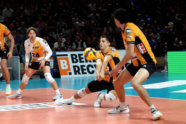 DEU, DVV, 1 VBL, BR Volleys vs VfB Friedrichshafen, 21 10 2025, Max Schmeling Halle, Berlin, DEU, DVV, 1 VBL, BR Volleys vs VfB Friedrichshafen, pictured receiving the ball, Moritz Reichert BR Volleys 15 , Nolan Flexen BR Volleys 9 , Kyle Dagostino BR Volleys 24 nordphotoxGmbHx xEngler nph00076