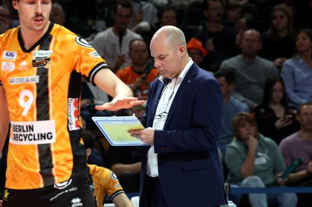 DEU, DVV, 1 VBL, BR Volleys vs VfB Friedrichshafen, 21 10 2025, Max Schmeling Halle, Berlin, DEU, DVV, 1 VBL, BR Volleys vs VfB Friedrichshafen, in the picture coach Joel Banks BR Volleys , Nolan Flexen BR Volleys 9 nordphotoxGmbHx xEngler nph00076
