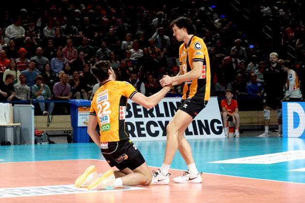 DEU, DVV, 1 VBL, BR Volleys vs VfB Friedrichshafen, 21 10 2025, Max Schmeling Halle, Berlin, DEU, DVV, 1 VBL, BR Volleys vs VfB Friedrichshafen, in the picture Jake Hanes BR Volleys 22 , Nolan Flexen BR Volleys 9 nordphotoxGmbHx xEngler nph00076